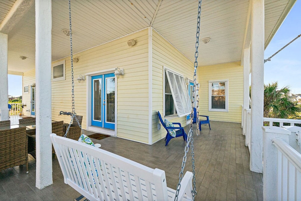 Perfect Beach House 2min Walk With Heated Pool and Hot Tub 4 bed 3 Bath With Pet Friendly