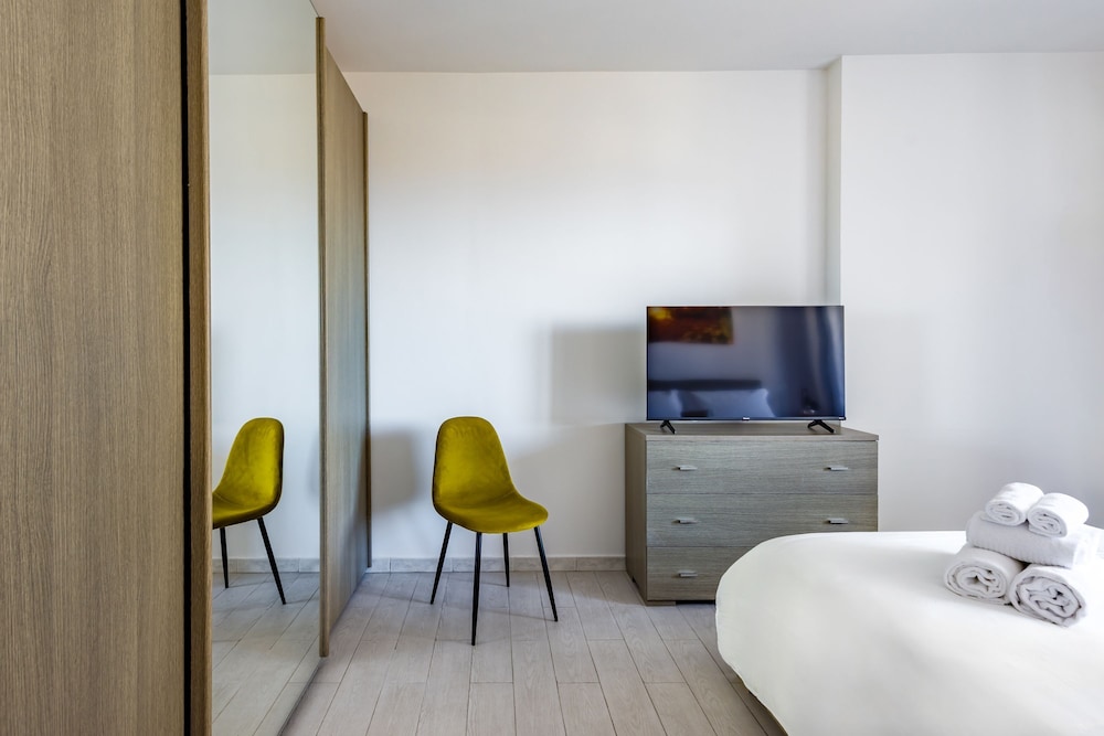 Casa Kenzo With Parking by Napoliapartments