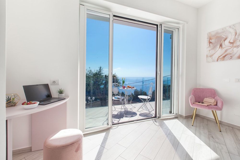 Villa By The Beach With Sea-View And Luxury Amenities