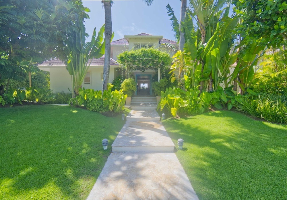 Ocean View Villa Just Minutes From Private Beaches