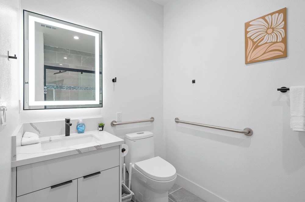 Not Affected by the Fire/modern 5BR Home With Full Amenities & Parking #2