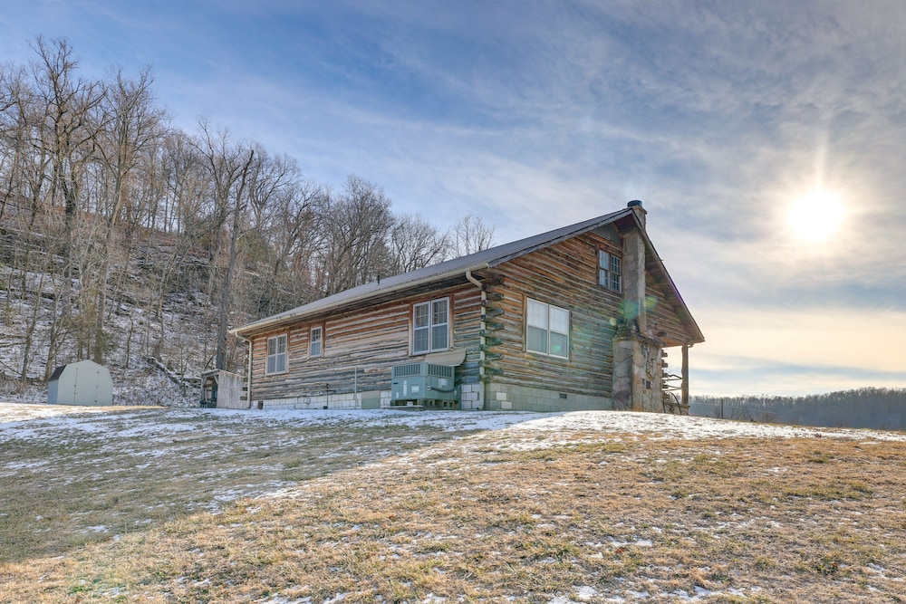 Authentic Log Cabin in Pineville ~ 2 Mi to River!
