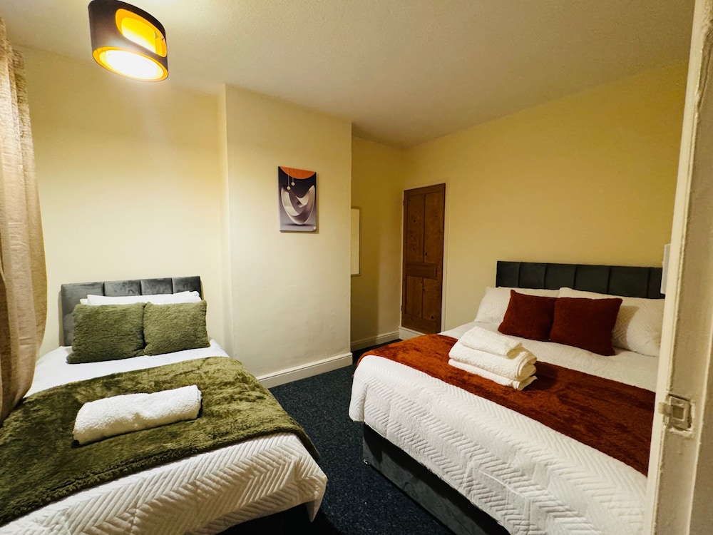 2 Bedroom House - Sleeps 4 - Free Parking, Wifi