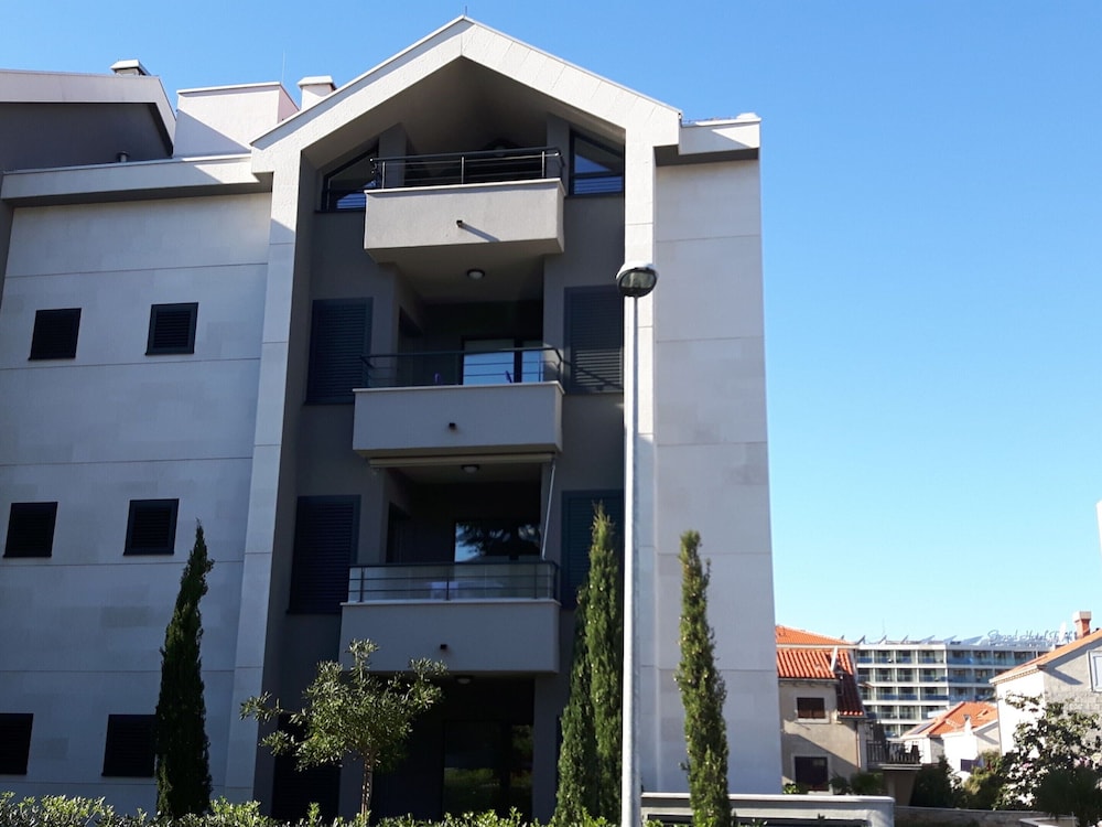 Topfloor Comfortable Luxury Apartment With Private Balcony,free Garage and Wi-fi
