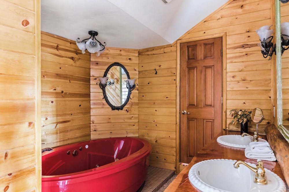 Sleeps 23 2 Homes, Lakefront, Private Dock, Hot Tub, Game Room, Swingset, View