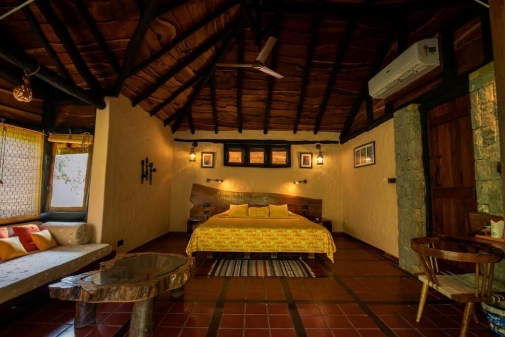 Pugdundee Safaris - Kanha Earth Lodge