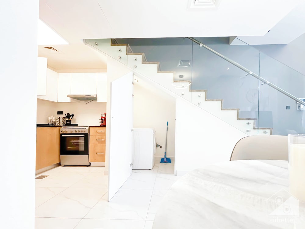 Luxury 1-br Villa in Rukan: Dubai Skyline Views!