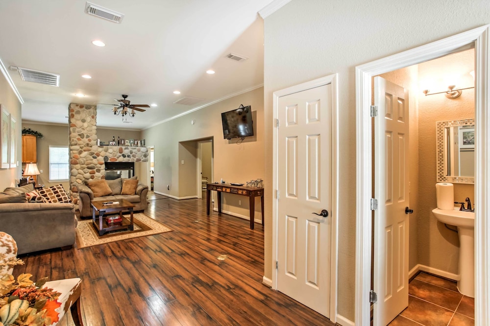 Texas Vacation Rental w/ Fireplace, Near Lakes view 3