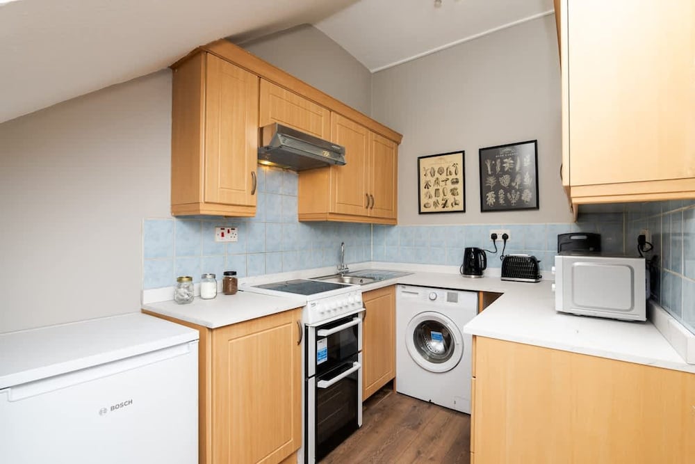 2 Bedroom Flat - Free Parking