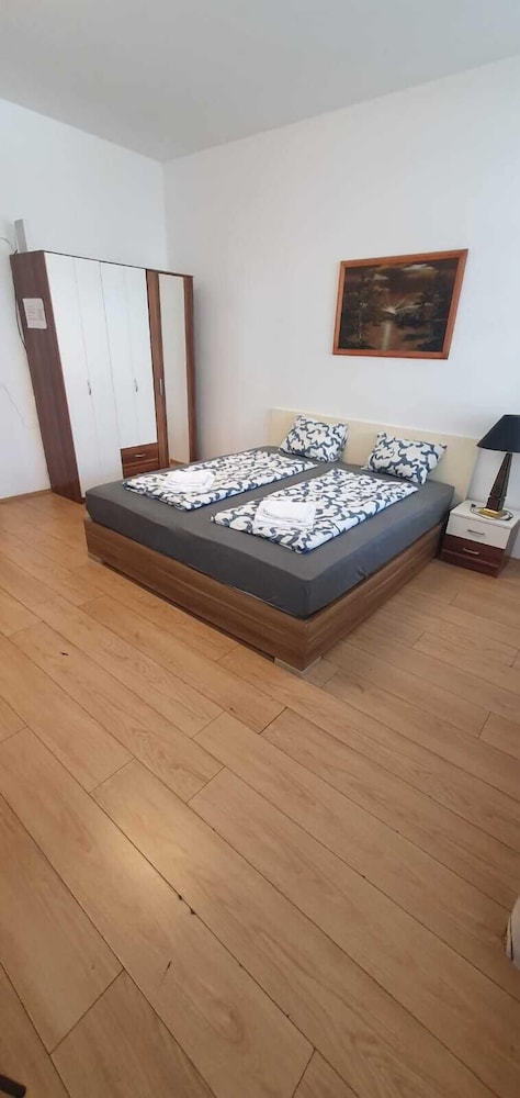 Comfortable 1BR Apartment Near Center