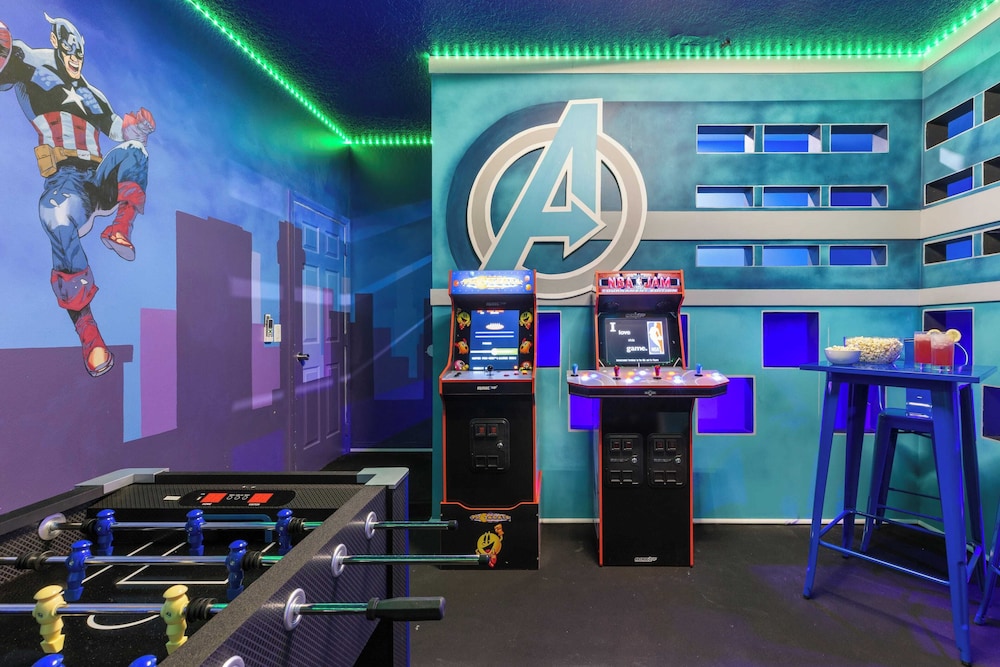 Sleeps 18! Solterra Resort, Pool, Gameroom, Themed Bdrs Broad Oak by Avantstay