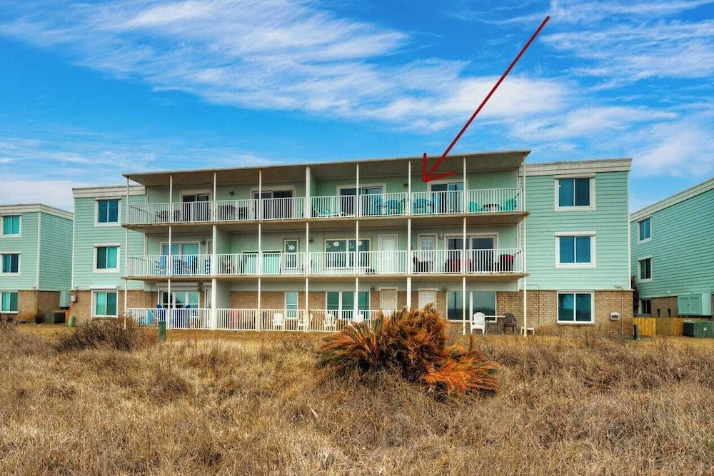 Gulf Views + Pools, Tennis, Pickleball & Beach Access Awesome Beachfront by Avantstay