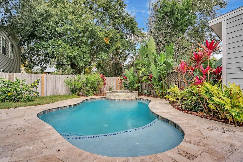 Pool and Hot Tub Walk to Ice Plant and Downtown