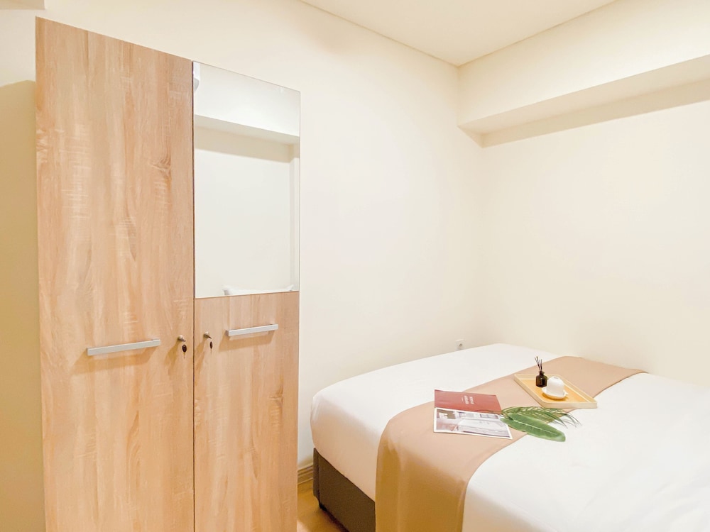 Warm And Cozy 1Br With Makeup Room At Meikarta Apartment