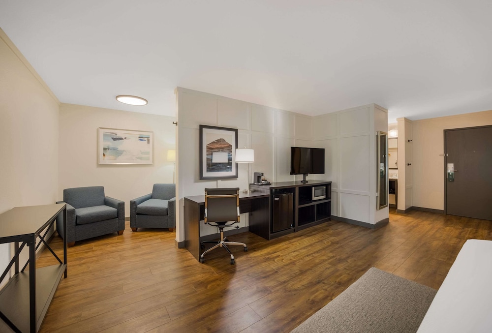 Castle Rock Vacations - Quality Inn  Suites Castle Rock/SW Denver - Property Image 5