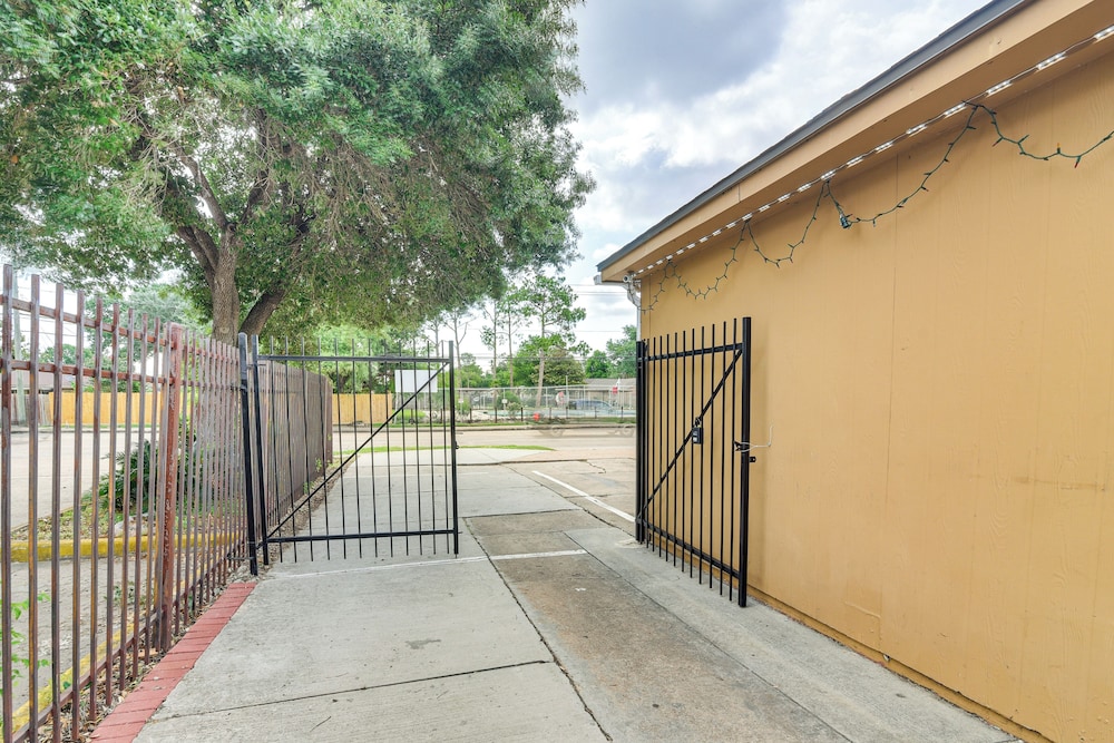 2 Mi to Chinatown: Pet-friendly Houston Home