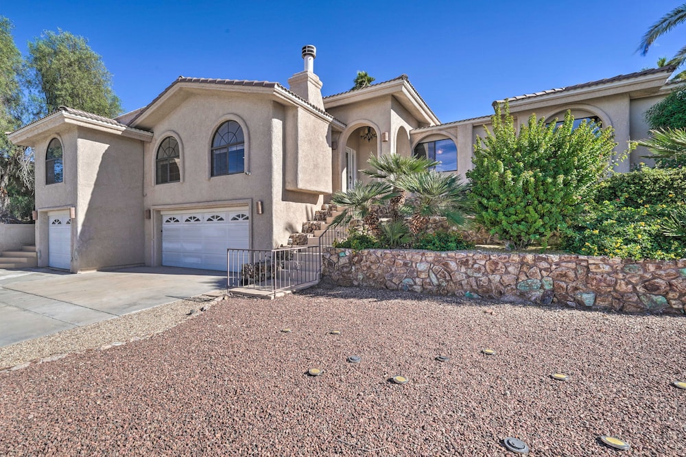 Lake Havasu City Gem w/ Putting Green & Pool Table view 4