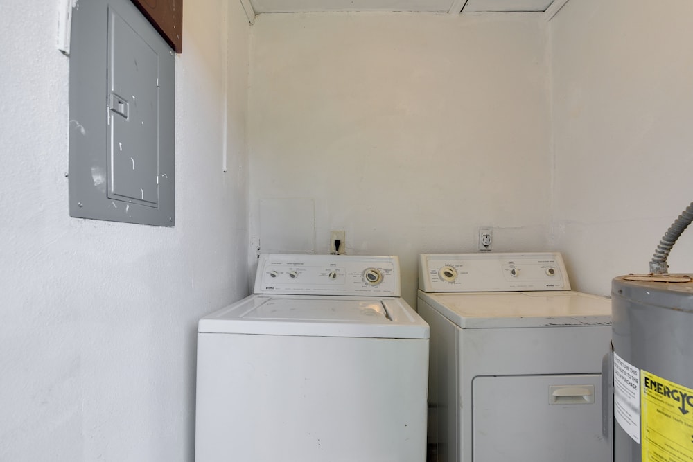 15 Mi to Dtwn Houston: Condo in Gated Community