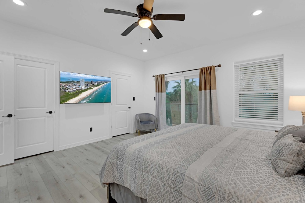 Immaculate Townhouse w Pool Balcony South Padre