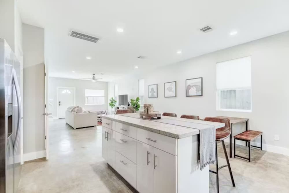 Stylish 3BR Townhome Near Downtown The Heights