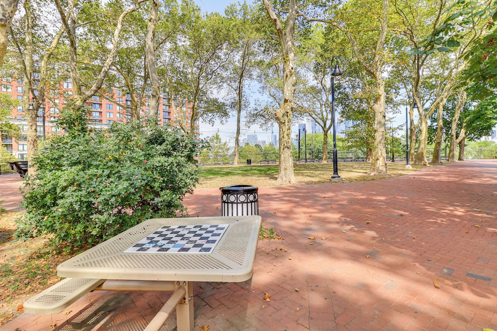 Walk to Hudson River Parks: Recently Renovated Apt
