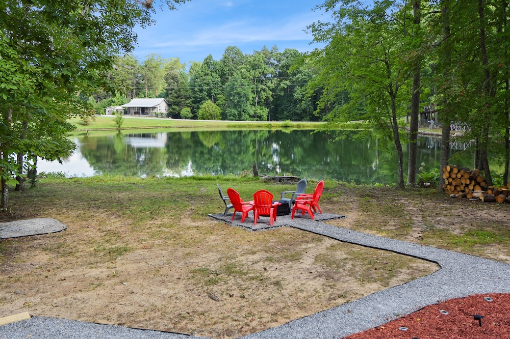 Cozy Cove Escape - Lakeside Retreat 3 Bedroom Cabin
