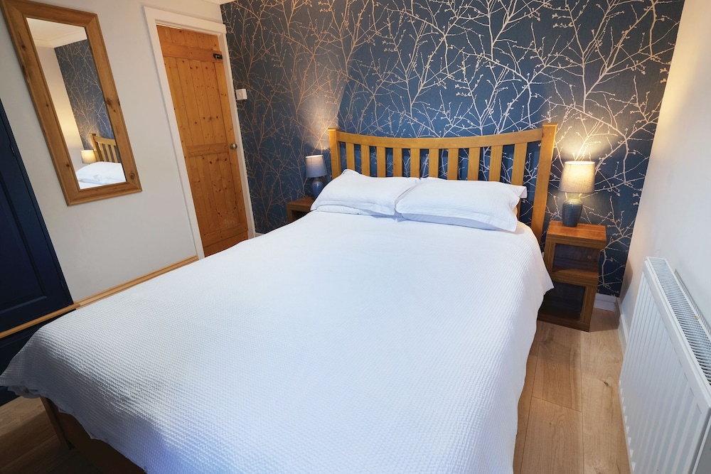 Merlins Cabin - 2 Bed - Blaen Cedi Farm view 5