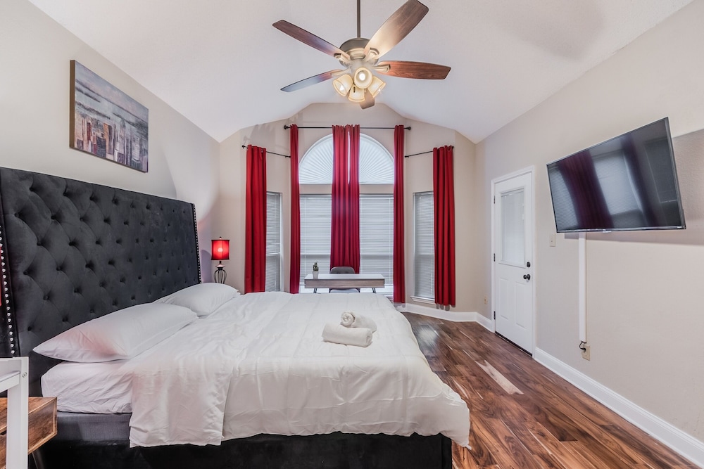 Discount Included! Stunning, Modern, Spacious Getaway Fits Any Group, 2 Game Rooms, Hot Tub 5 Bedroom Home by Redawning - Property Image 26