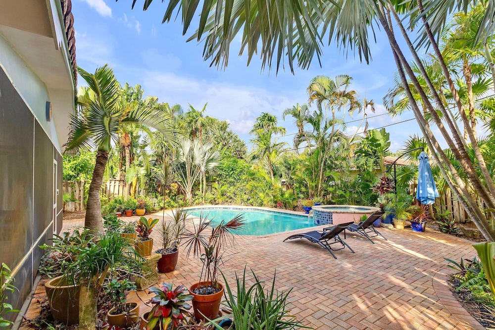 Chic 3BR Sanctuary Steps From The Drive Paradise
