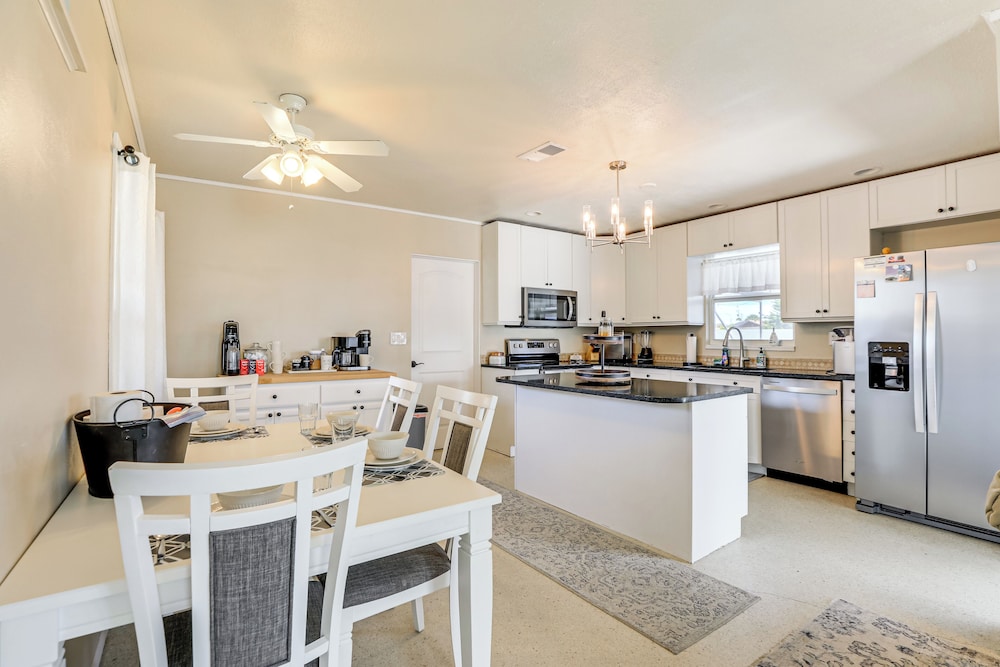 4 Mi to Historic Dtwn Venice: Home w/ Heated Pool!