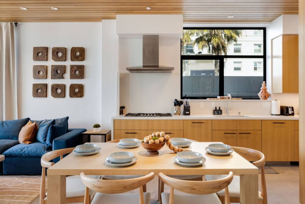 The Santa Monica Sunset - Beachfront Luxury