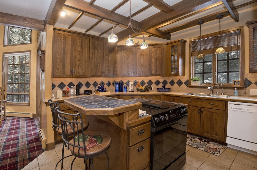 Alpine Creek #6 4 Bedroom Home by RedAwning