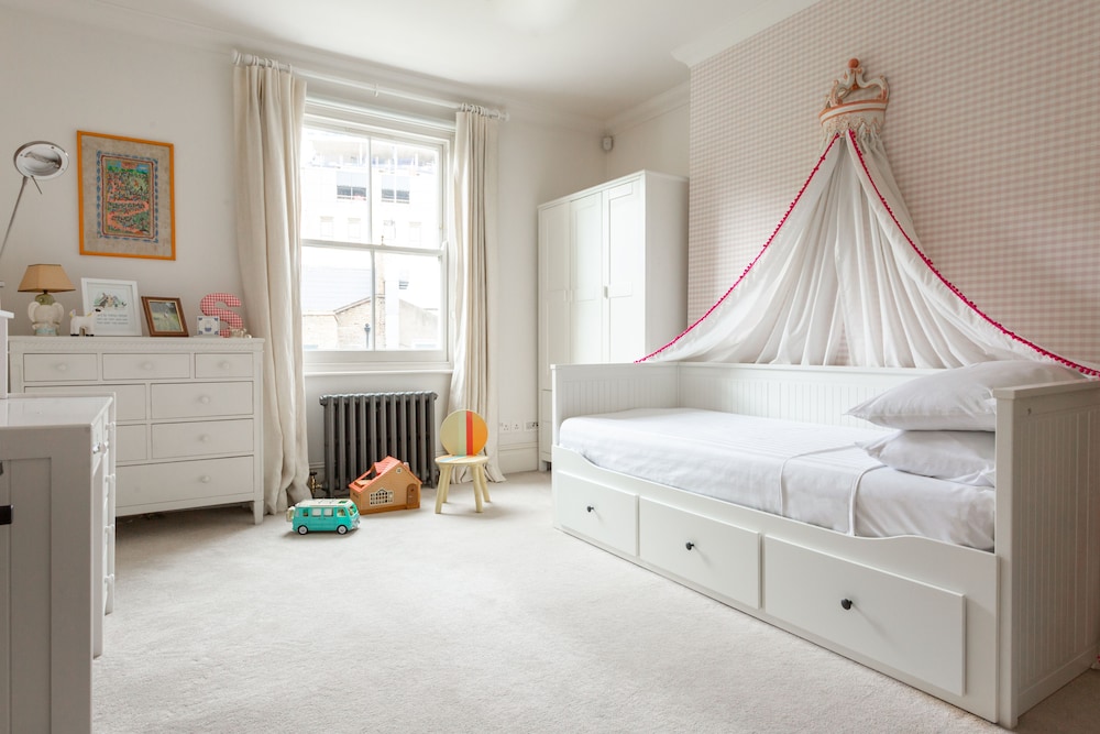 Warwick Gardens II by Onefinestay