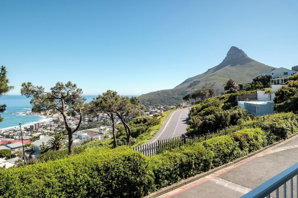 Chic 2bed in Camps Bay w Sea Views Bayview Rise