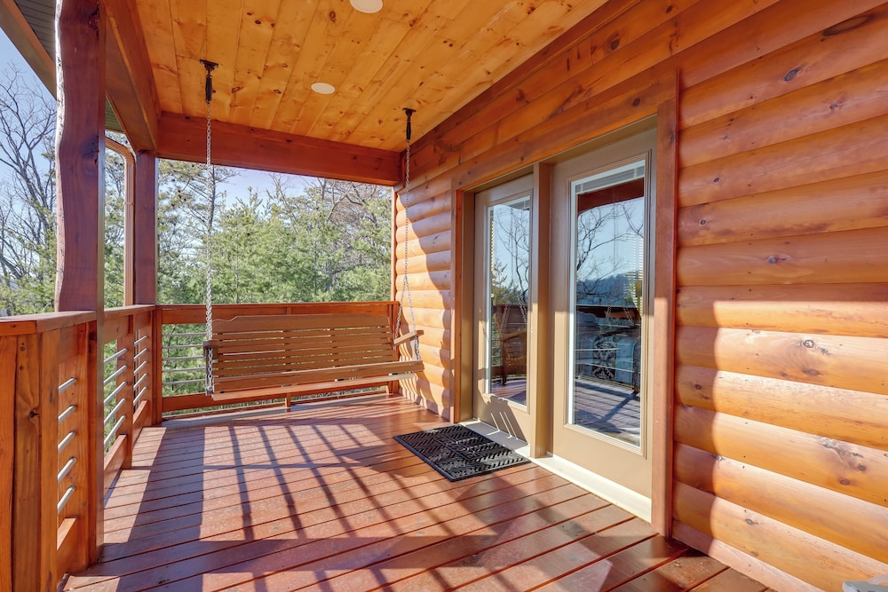 Majestic Mountain Views: Sevierville Escape!