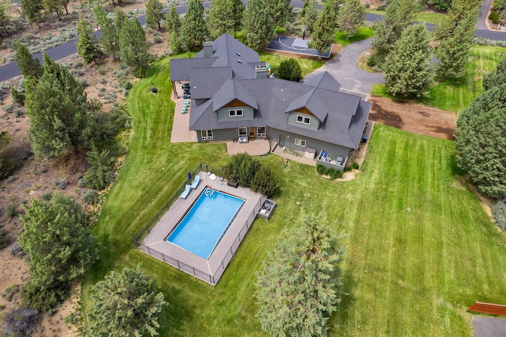 Family-Friendly Dara Oaks Home with Private Hot Tub and BBQ on the Deck by RedAwning