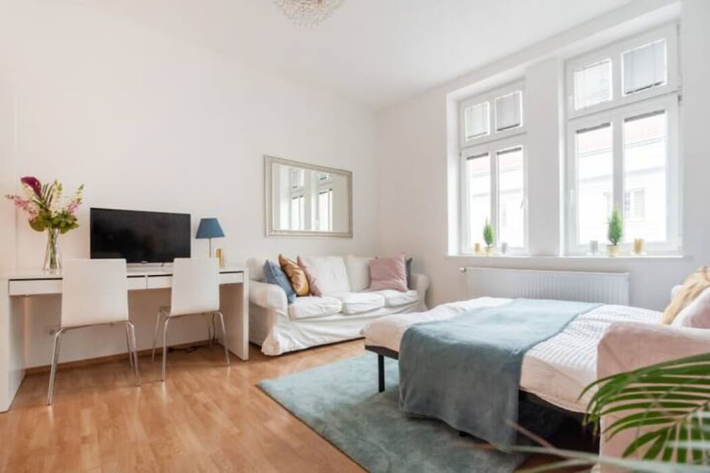 City Apartment - 5 min to Metro