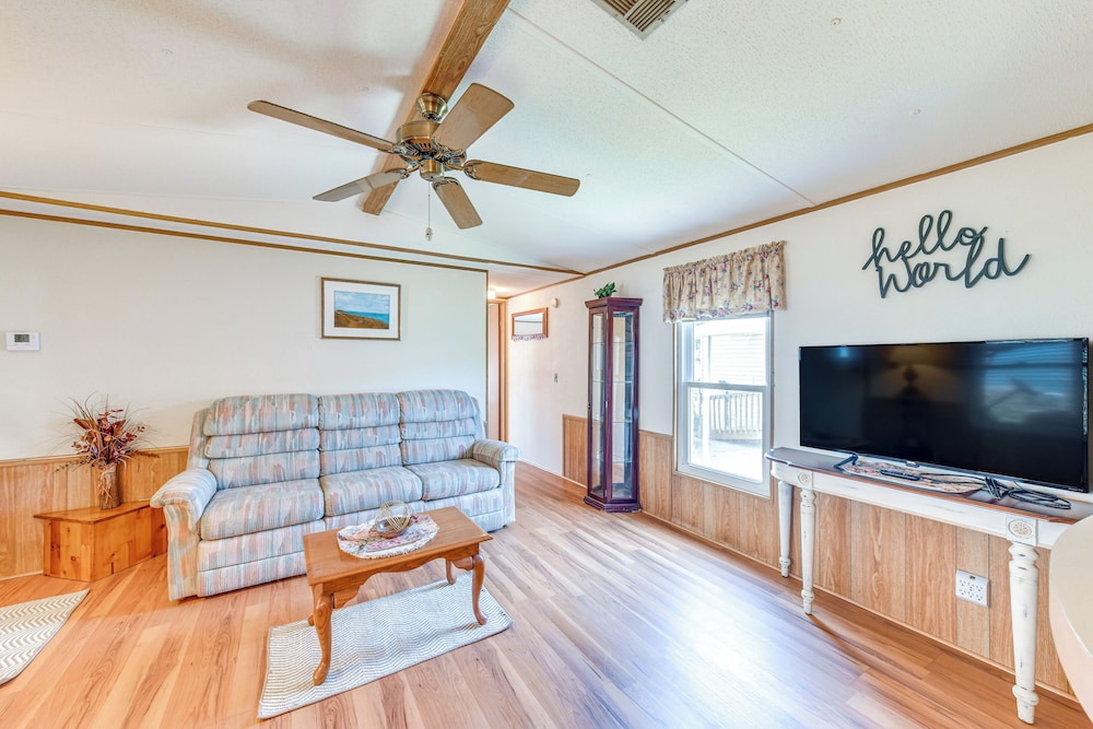 2 Mi to Ellenton Outlets: Home w/ Community Perks!