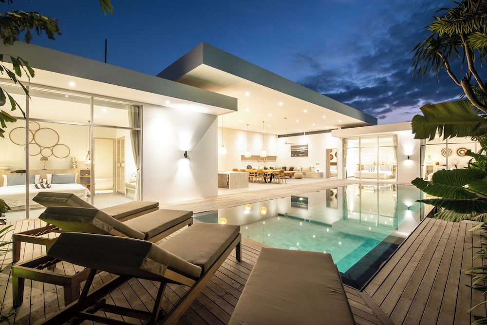 Spectacular 4BR Villa, 400m to Beachfront Elegance view 3
