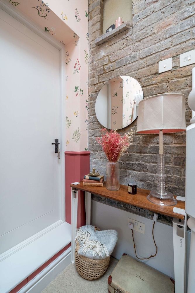 JOIVY Stylish 2-Bed House W/ Private Garden In Hackney