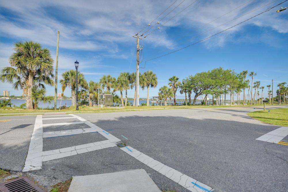 Stroll to Shore: Retreat w/ Yard in Daytona Beach