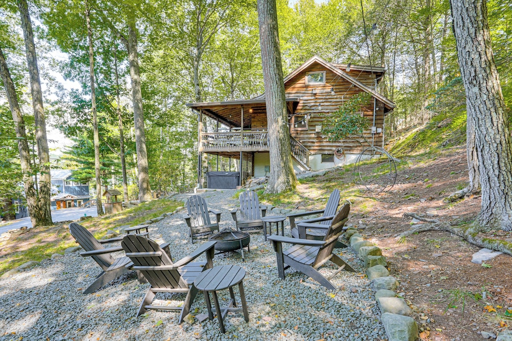 < 1 Mi to Lake: Cabin w/ Hot Tub in Greentown!