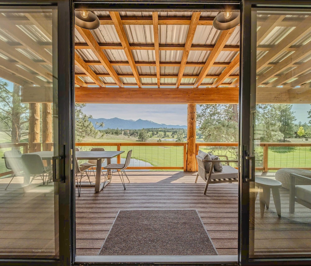 Home on the 10th Hole Home for 8 With Incredible Views & Hot Tub