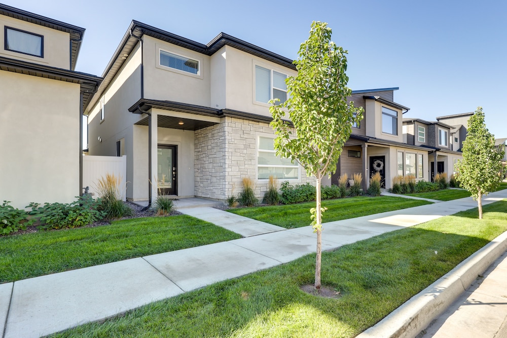 Inviting American Fork Home With Community Pool! view 4