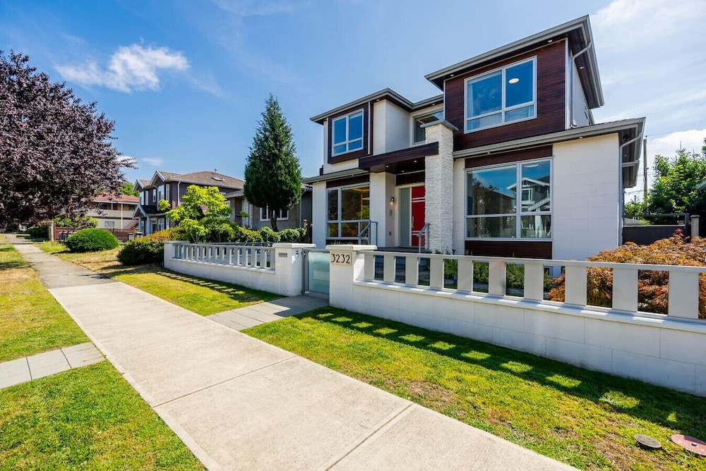 Centrally-located Luxury Home With Views Cinema