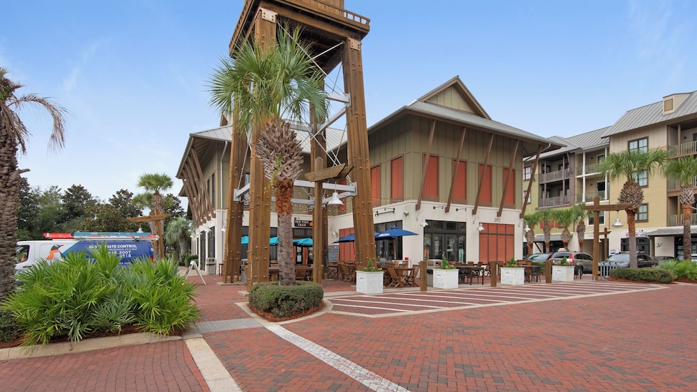 Coastal 3BR Condo With Pool & Shuttle : Snowbird Friendly!