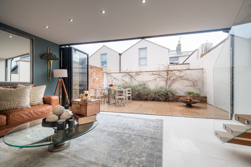 Luxury 2-bed House in Cheltenham view 5