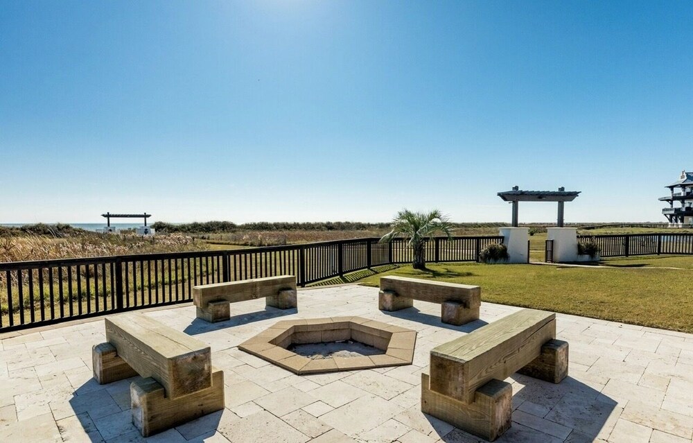 Paradise By The Sea 4 Bedroom Home by RedAwning view 3