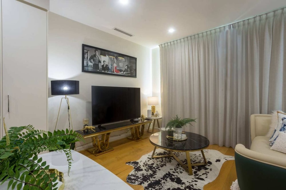Brilliant 3 Month Corporate Rental With Balcony