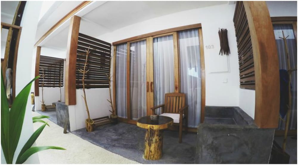Dhiffushi White Sand Beach Hotel 29